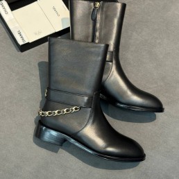 Женские кожаные сапоги Chanel черные с цепочкой 2025