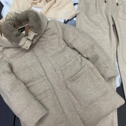 Женский текстильный пуховик Loro Piana бежевый с меховым воротником 2025