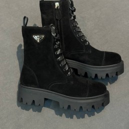 Женские замшевые ботинки Prada черные 2025