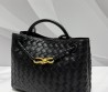 Женская кожаная сумка Bottega Veneta 30х23х16 черная 2025