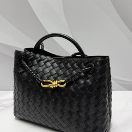 Женская кожаная сумка Bottega Veneta 30х23х16 черная 2025