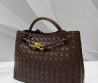 Женская кожаная сумка Bottega Veneta 30х23х16 коричневая 2025