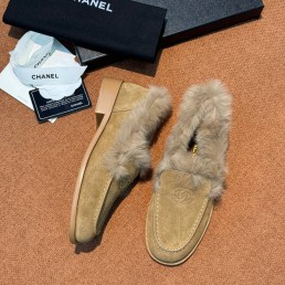 Женские замшевые лоферы Chanel коричневые на меху 2025
