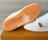 Мужские кожаные кроссовки Louis Vuitton Trainer белые с оранжевой подошвой 2025