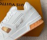 Мужские кожаные кроссовки Louis Vuitton Trainer белые с оранжевой подошвой 2025