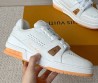 Мужские кожаные кроссовки Louis Vuitton Trainer белые с оранжевой подошвой 2025