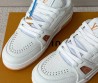 Мужские кожаные кроссовки Louis Vuitton Trainer белые с синей подошвой 2025
