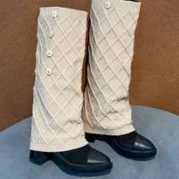 Женские замшевые сапоги Chanel черные с вязаными съемными молочными гетрами каблук 7 см 2025