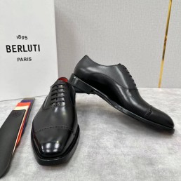 Мужские кожаные туфли Berluti черные с перфорацией 2025