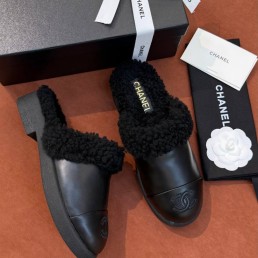 Женские кожаные мюли Chanel черные с мехом 2026