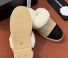 Женские замшевые мюли с мехом Chanel бежевые с черным носом 2026