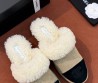 Женские замшевые мюли с мехом Chanel бежевые с черным носом 2026