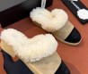 Женские замшевые мюли с мехом Chanel бежевые с черным носом 2026