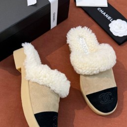 Женские замшевые мюли с мехом Chanel бежевые с черным носом 2026