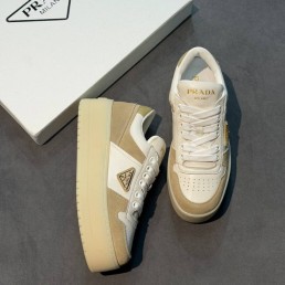Женские комбинированные кроссовки Prada белые с бежевым на платформе 2026