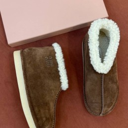 Женские замшевые ботинки с мехом Miu Miu коричневые 2026