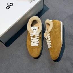 Женские замшевые кроссовки с мехом Alo Yoga коричневые 2026