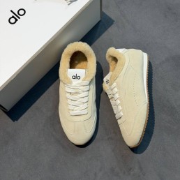 Женские замшевые кроссовки с мехом Alo Yoga бежевые 2026