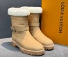 Женские кожаные сапоги с мехом Louis Vuitton бежевые с пряжкой 2026