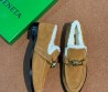 Замшевые лоферы с пряжкой Bottega Veneta коричневые с мехом 2026