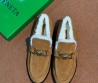 Замшевые лоферы с пряжкой Bottega Veneta коричневые с мехом 2026