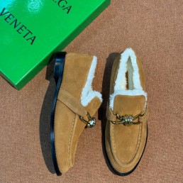 Замшевые лоферы с пряжкой Bottega Veneta коричневые с мехом 2026