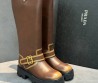 Женские кожаные сапоги Prada коричневые с пряжкой 2026