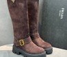 Женские замшевые сапоги Prada коричневые с пряжкой 2026