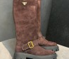 Женские замшевые сапоги Prada коричневые с пряжкой 2026