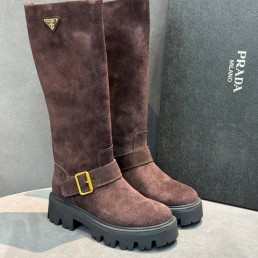 Женские замшевые сапоги Prada коричневые с пряжкой 2026