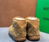 Женские меховые укороченные сапоги угги Bottega Veneta коричневые 2026