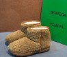 Женские меховые укороченные сапоги угги Bottega Veneta коричневые 2026