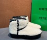Женские меховые укороченные сапоги угги Bottega Veneta белые 2026