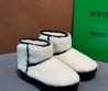 Женские меховые укороченные сапоги угги Bottega Veneta белые 2026