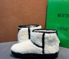 Женские меховые укороченные сапоги угги Bottega Veneta белые 2026