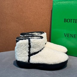 Женские меховые укороченные сапоги угги Bottega Veneta белые 2026