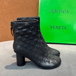Женские кожаные ботильоны Bottega Veneta черные с эффектом плетения 2026