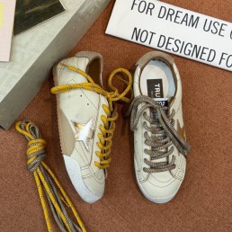 Женские кожаные кеды Golden Goose белые с разными шнурками 2026