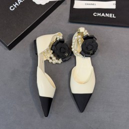 Женские кожаные балетки Chanel белые с черным с текстильным носом 2026