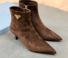Женские замшевые ботильоны Prada коричневые каблук 6 см 2026