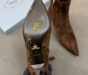 Женские замшевые ботильоны Prada коричневые каблук 6 см 2026