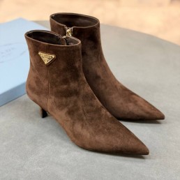 Женские замшевые ботильоны Prada коричневые каблук 6 см 2026