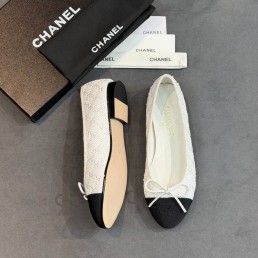 Женские текстильные балетки в пайетках Chanel белые с черным носом 2026