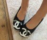 Женские кожаные балетки Chanel черные с белой эмблемой на носке 2026