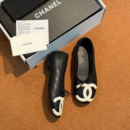 Женские кожаные балетки Chanel черные с белой эмблемой на носке 2026