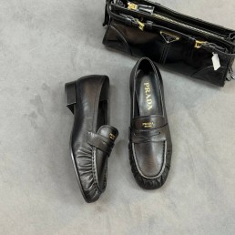 Женские кожаные лоферы Prada черные 2026