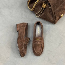 Женские замшевые лоферы Prada коричневые 2026