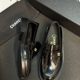 Женские кожаные лоферы Chanel Cruise черные глянцевые 2026