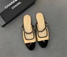 Женские кожаные мюли Chanel бежевые с черным лакированным носом 2026