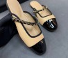 Женские кожаные мюли Chanel бежевые с черным лакированным носом 2026